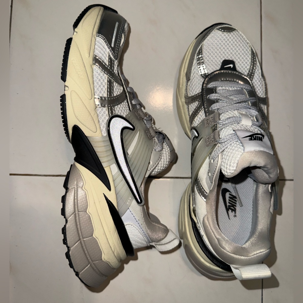 Nike Women’s v2k run sneakers